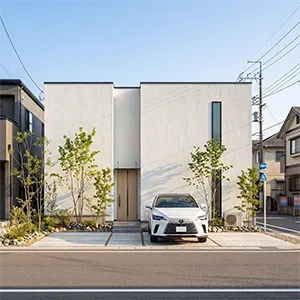 青空の下、白い外壁と中央の木製ドアが特徴的なモダンな2階建て住宅のCG外観。手前の駐車場には白いSUVが停まっている。